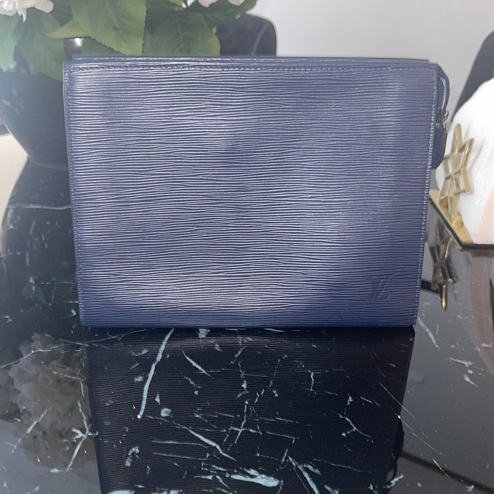 Louis Vuitton authentic clutch navy blue. Condition: new